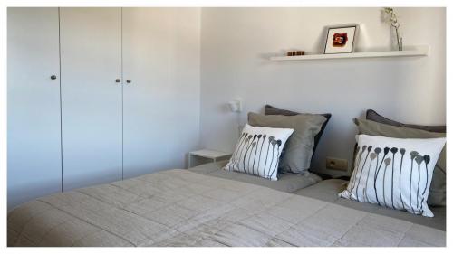 De ene af 3 soveværelser med dobbelt full-size boksmadrasser og masser af skabsplads. ©HouseinSpain.dk 