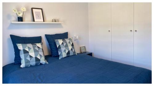 De ene af 3 soveværelser med dobbelt full-size boksmadrasser og masser af skabsplads. ©HouseinSpain.dk 