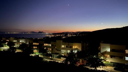 Aftenudsigt fra en af husets 3 terrasser - med Gibraltar og Afrika i horisonten. ©HouseinSpain.dk